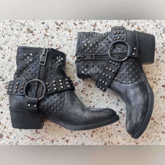 Very Volatile ‘Freebird’ Distressed Studded Leather Ankle Boots in Black/Gray, 6 - Picture 4 of 10